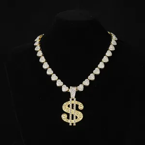 Nahaufnahme des Hip-Hop Dollar-Anhängers mit Herz-Gliederkette und funkelnden Diamanten