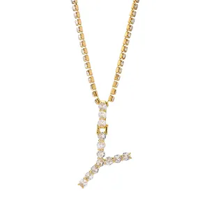 Detailopname van gouden hiphop tennisketting met een grote letter Y-hanger vol met zirkonia