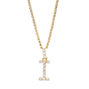 Detail van hiphop letter I hanger met kristallen en glanzende gouden tennisketting