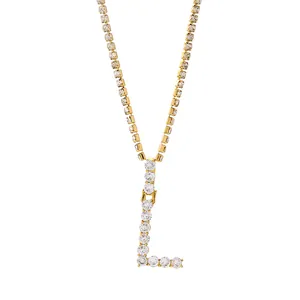 Detail van vergulde letter L hanger ketting met micro-geplaveide zirkonia stenen voor dames