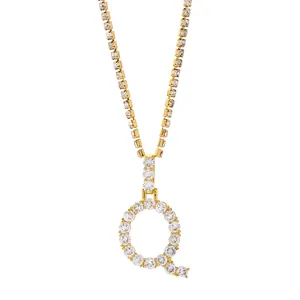 Detail van de gouden tennis ketting met letter Q hanger bezet met glanzende kristallen