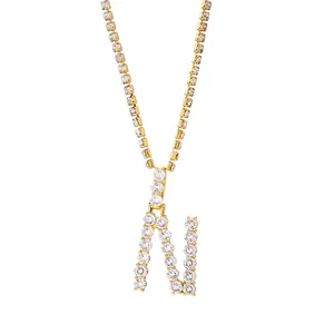 Gedetailleerde macro van de vergulde letter N hanger met luxe tennis ketting