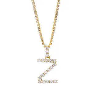 Detail van gouden letter Z-hanger met strass steentjes op een luxe tennis ketting