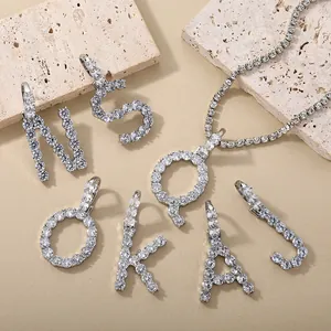 Zilveren hiphop letterhangers met fonkelende kristallen en bijpassende ketting