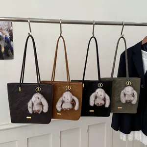 Vier Farben großer Bucket-Bags aus Wildlederimitat mit Golddekor und Kaninchenanhänger