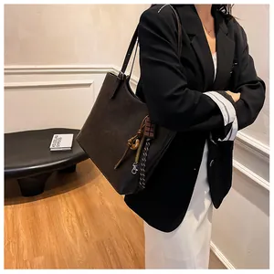 Vista dettagliata della borsa tote vintage con ciondolo nappa in stile boho