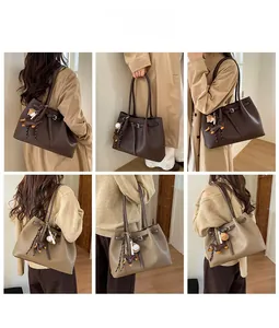 Vistas detalladas de bolsos tote de cuero en marrón y caqui con textura de piel granulada