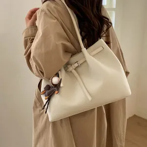 Bolso tote beige chic con textura de lichi y colgante de perro para estilo diario