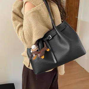 Bolso tote de cuero granulado negro con colgantes de perro salchicha y béisbol