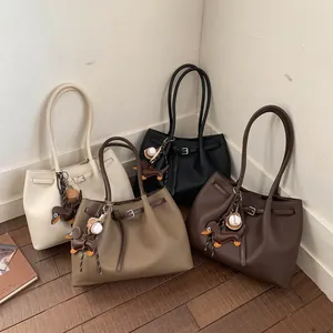 Bolsos tote de cuero con diseño de lichi en cuatro colores y colgantes de perro