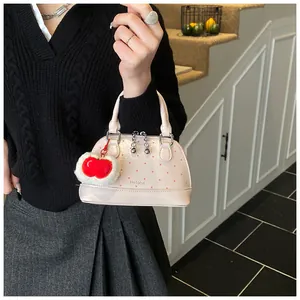 Detailansicht der rosa gepunkteten Muscheltasche mit Kirsch-Plüsch-Anhänger und Reißverschluss