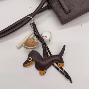 Detalle del colgante para bolso de perro salchicha con temática de béisbol