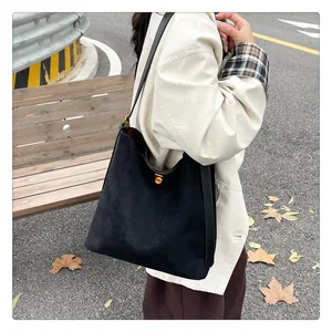 Dettaglio macro della borsa tote in pelle scamosciata nera con fibbia elegante