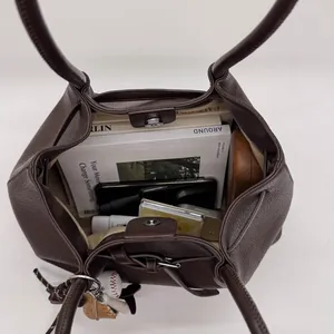 Vista superior del bolso tote grande marrón oscuro en cuero granulado e interior amplio