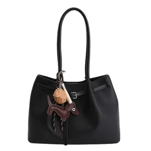 Bolso tote de cuero negro granulado con colgante de perro y asas largas de hombro