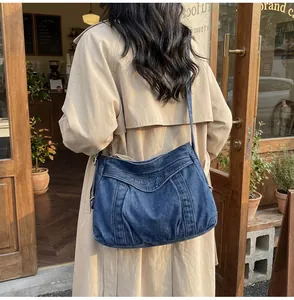 Vue détaillée du grand sac bandoulière en denim avec texture délavée rétro et logo JUBLEETING