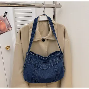 Détail du sac à épaule en jean bleu foncé avec broderie de lettres JUBELETING élégante