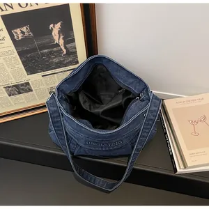 Vue intérieure du sac en jean avec broderie SUBELETING et poche intérieure zippée