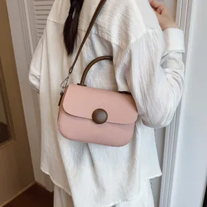 Sac bandoulière rose texturé avec fermoir marron pour le quotidien et la mode féminine