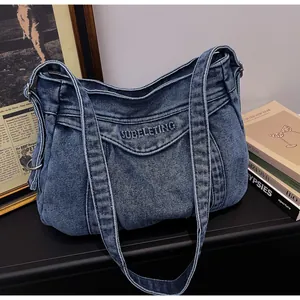 Détail de la broderie SUBELETING sur le sac fourre-tout en jean bleu vintage