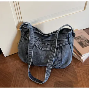Gros plan détaillé du sac cabas en jean délavé bleu foncé avec broderie SUBELETING