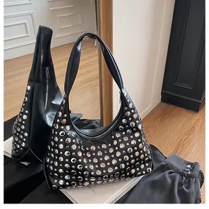 Dettaglio borsa hobo in ecopelle nera con borchie metalliche argentate e zip superiore