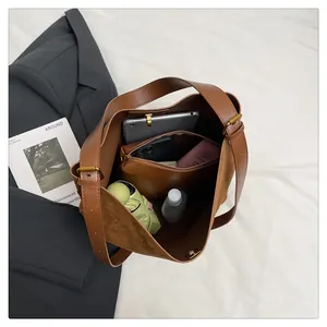 Borsa tote vintage marrone in pelle scamosciata capiente con tracolla alla moda city
