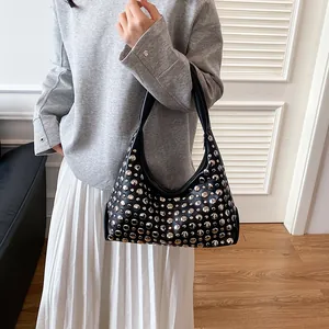 Borsa a tracolla nera a mezzaluna in stile retrò con borchie metalliche per le donne