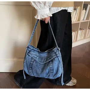 Détail du sac bandoulière en jean SUBELETING avec délavage vintage et broderie