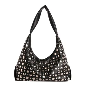 Borsa hobo nera vintage con borchie argentate e tracolla ampia da donna in stile punk rock