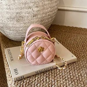 Mini sac bandoulière rond rose matelassé avec fleur dorée et chaîne en métal