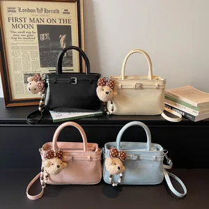Eleganti borse in ecopelle in quattro colori con ciondoli a forma di orsetto e manici