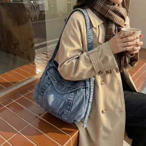 Sac fourre-tout chic en jean bleu avec broderie de lettres et design plissé en vue de rue