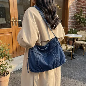 Grand sac cabas en denim bleu foncé avec broderie pour un style décontracté