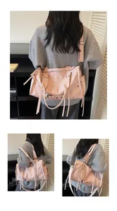 Detailansicht der rosa Ledertasche mit Fransen und verstellbarem Ösen-Schultergurt