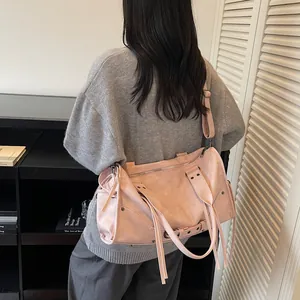 Rosa Boston Bag mit großem Fassungsvermögen, langen Fransen und breitem Schultergurt