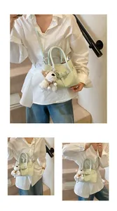 Sac bandoulière vert menthe à texture tissée avec pendentif chiot sous plusieurs angles