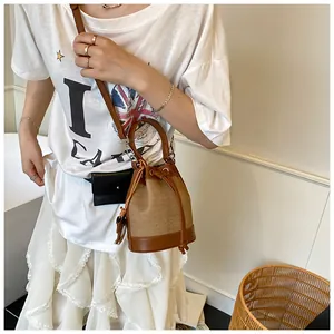Détail du sac seau en toile avec cordon en cuir et poignée de transport chic