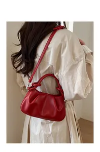 Detailansicht einer roten Falten-Cloud-Tasche mit Knotengriff und verstellbarem Gurt