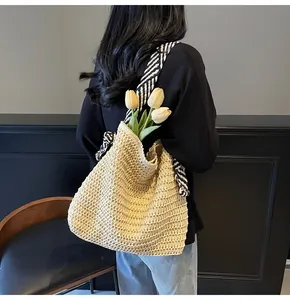 Bolso tote de paja con pañuelo de cebra en el asa y tulipanes amarillos interiores