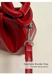 Detailansicht der roten Cloud-Tasche mit silbernen Metallhaken und abnehmbarem Schultergurt