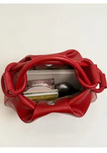 Innenansicht der roten gerafften Cloud-Tasche mit Platz für Handy und Make-up-Zubehör