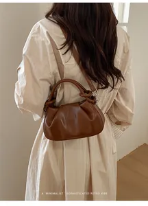Detailansicht der braunen Falten-Cloud-Bag aus mattem Kunstleder mit elegantem Schultergurt