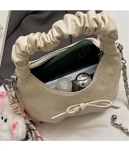 Detailweergave van de binnenkant van de crèmekleurige tas met ruimte voor een telefoon