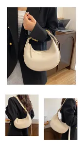 Détails du sac croissant en cuir grainé crème avec ferrures dorées et vues multi-angles