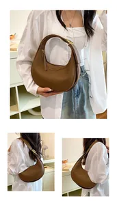 Détails du sac hobo en cuir grainé marron avec boucles dorées et logo KOASK embossé