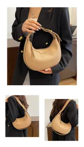 Détail du sac hobo beige montrant le cuir grainé et la boucle dorée réglable