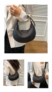 Détails du sac demi-lune en cuir grainé noir avec bandoulière et finitions dorées