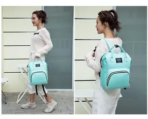 Details des mintgrünen Wickelrucksacks mit großer Öffnung und stilvollen Doppelgriffen