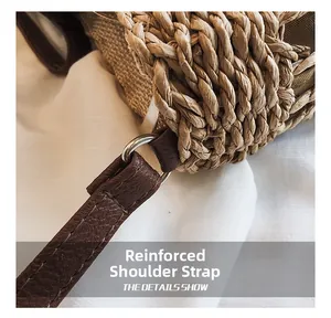 Details des verstärkten Lederriemens und Metallrings an der Stroh-Satteltasche